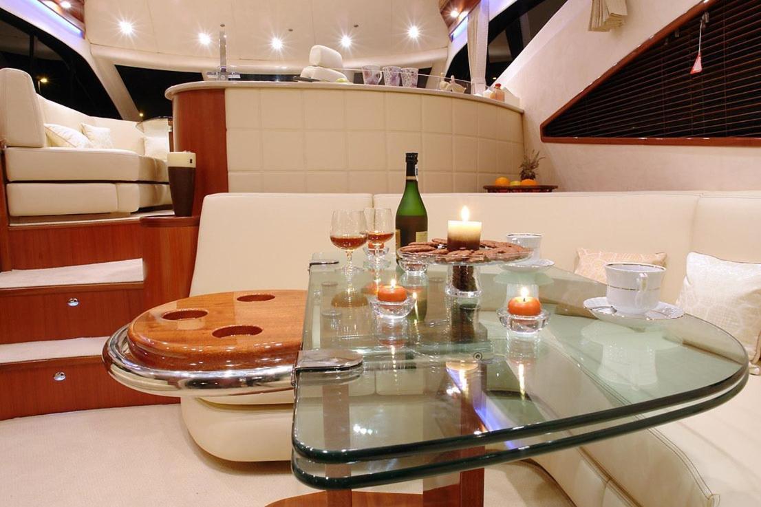 Yacht Pegasus II Hotel บาร์เซโลนา ภายนอก รูปภาพ